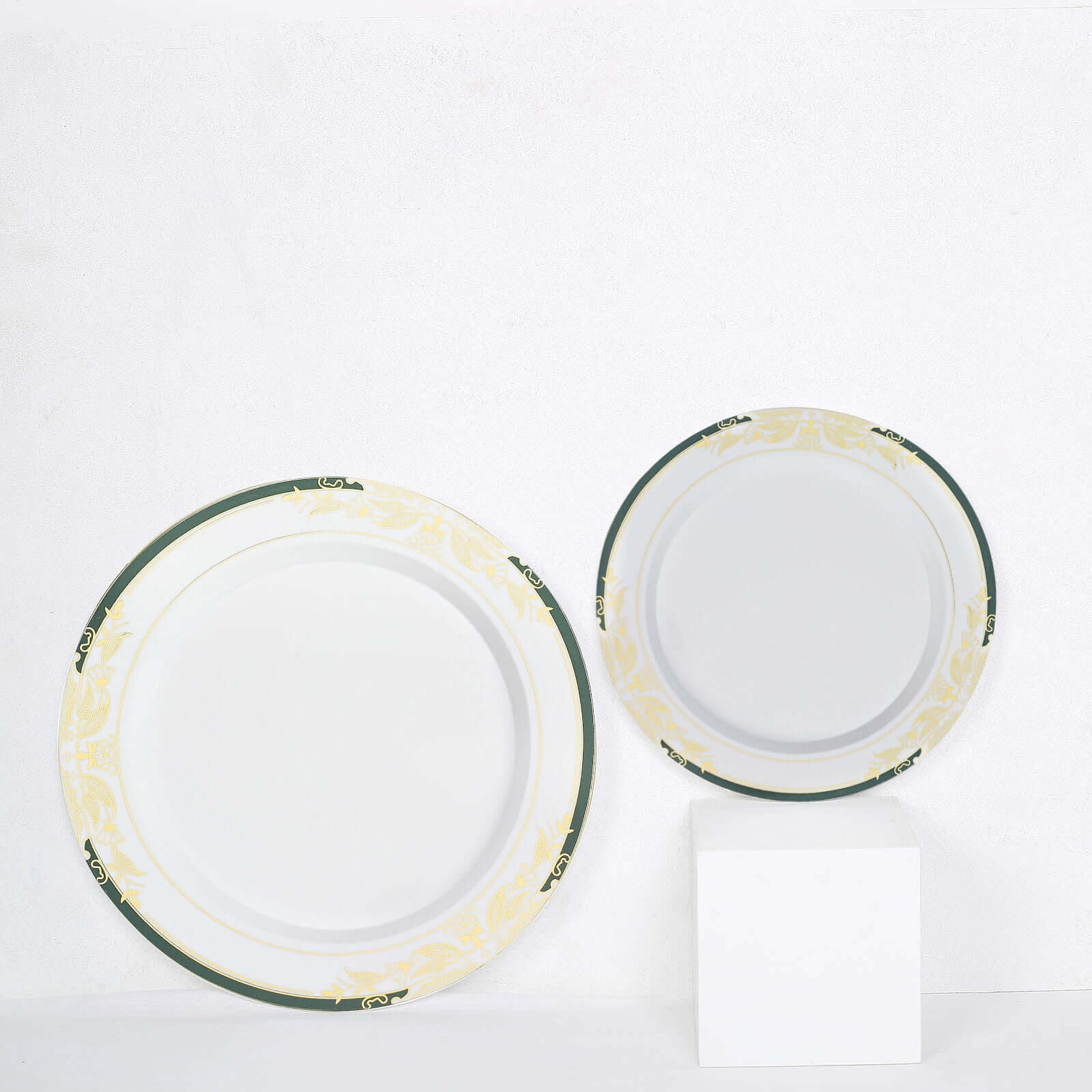 10-Pack Plastic 10" Round Dinner Plates in White with Hunter Emerald Green Rim for Events