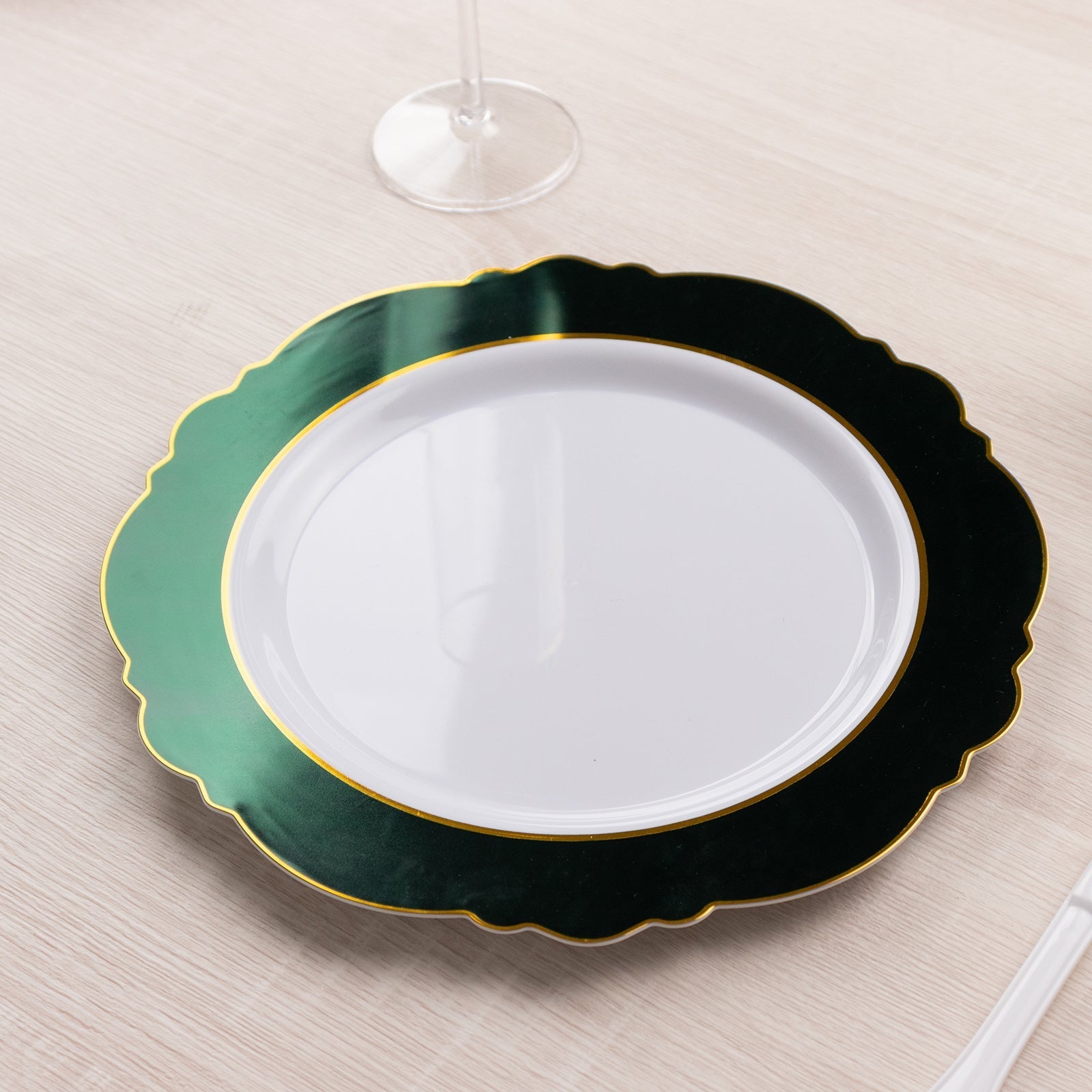 10-Pack Plastic 10" Round Dinner Plates in White with Hunter Emerald Green Blossom Design & Gold Edging - Disposable Party Plates