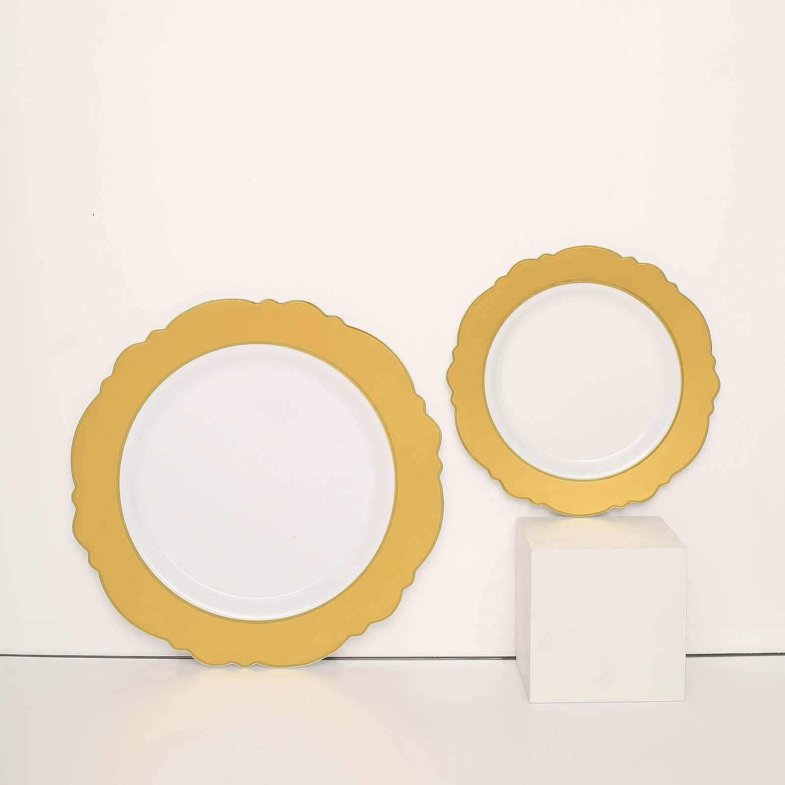 10-Pack Plastic 10" Round Dinner Plates in White with Gold Blossom Design & Gold Edging - Disposable Party Plates for Modern & Classy Table Decor